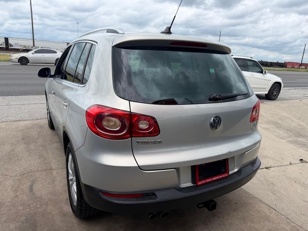 Volkswagen Tiguan S 2011