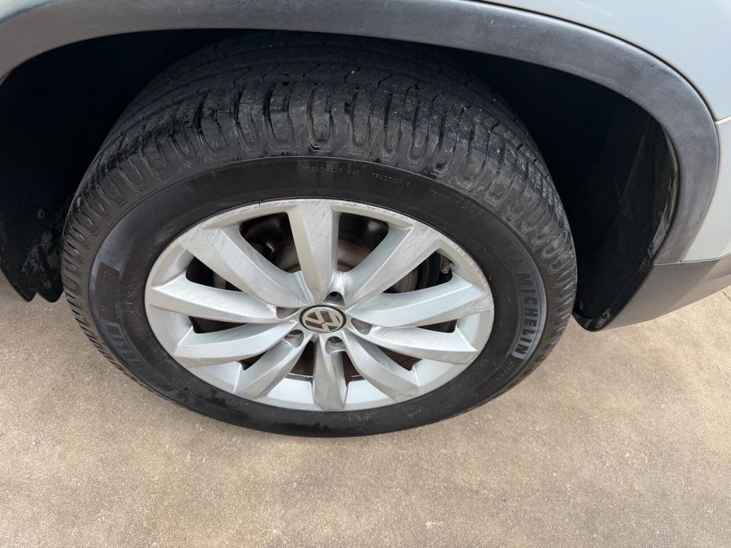 Volkswagen Tiguan S 2011