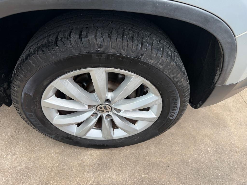 Volkswagen Tiguan S 2011