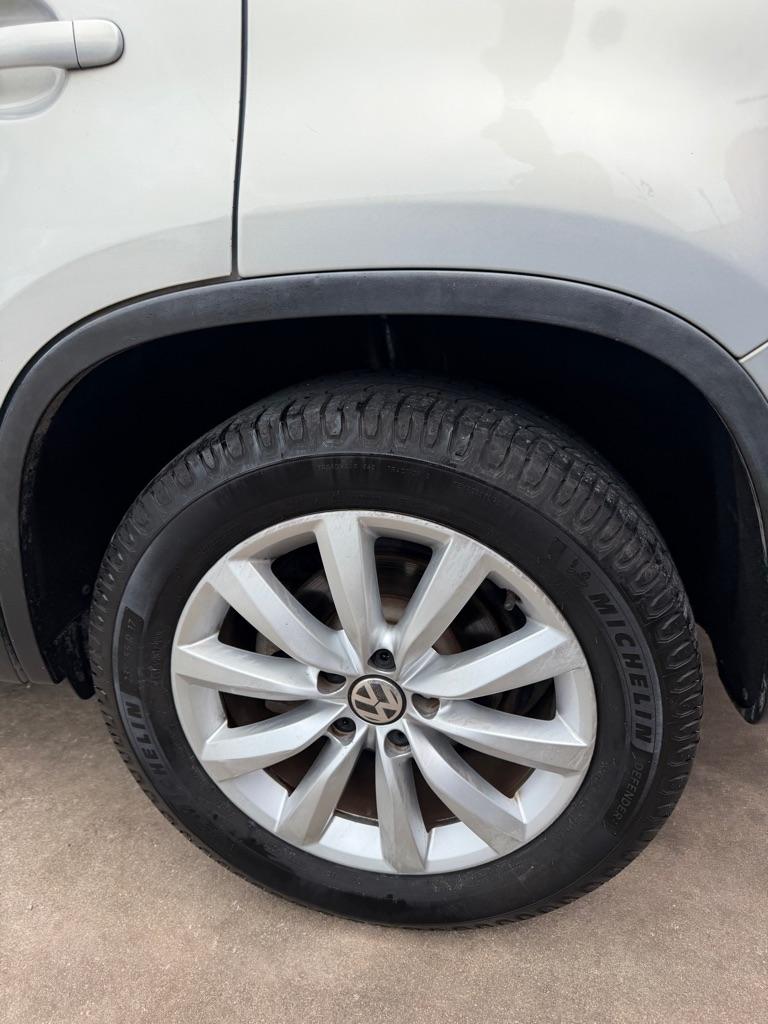 Volkswagen Tiguan S 2011