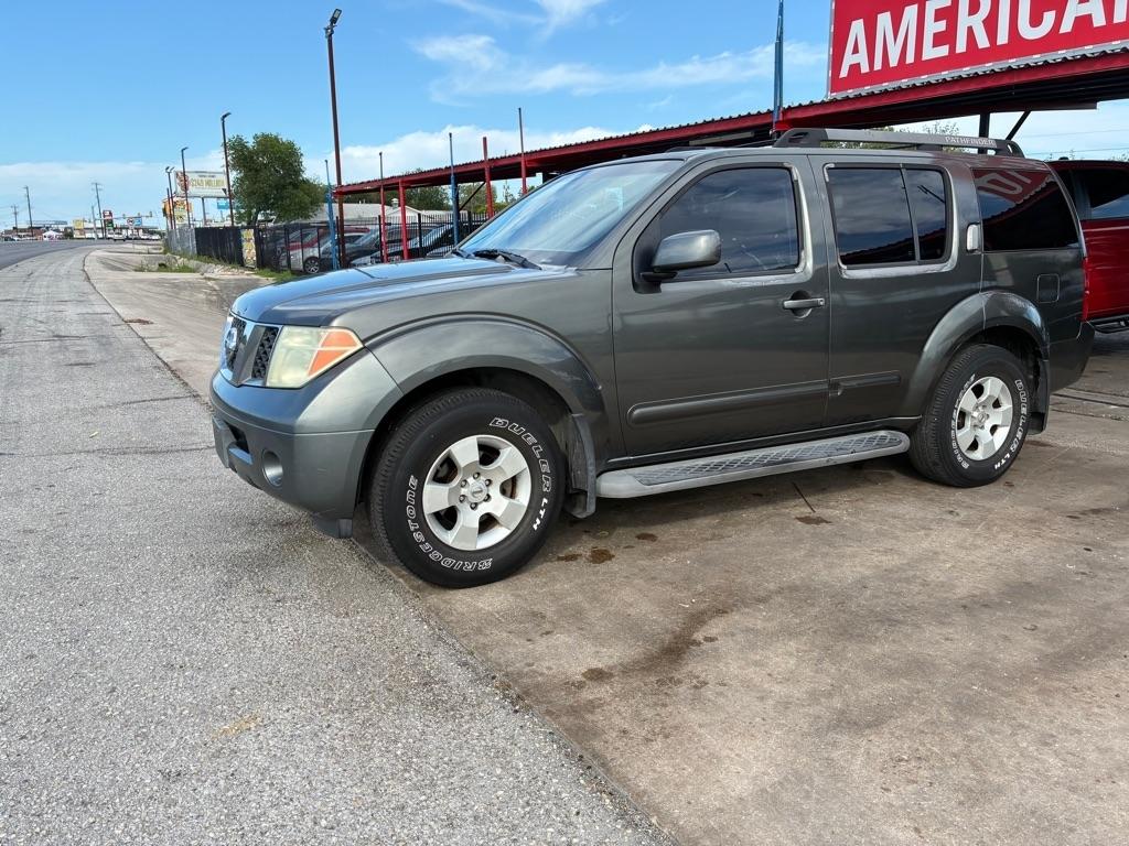 Nissan Pathfinder LE 2WD 2005