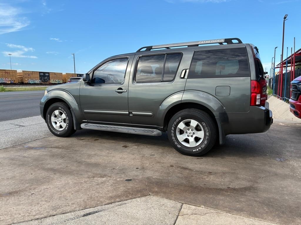 Nissan Pathfinder LE 2WD 2005