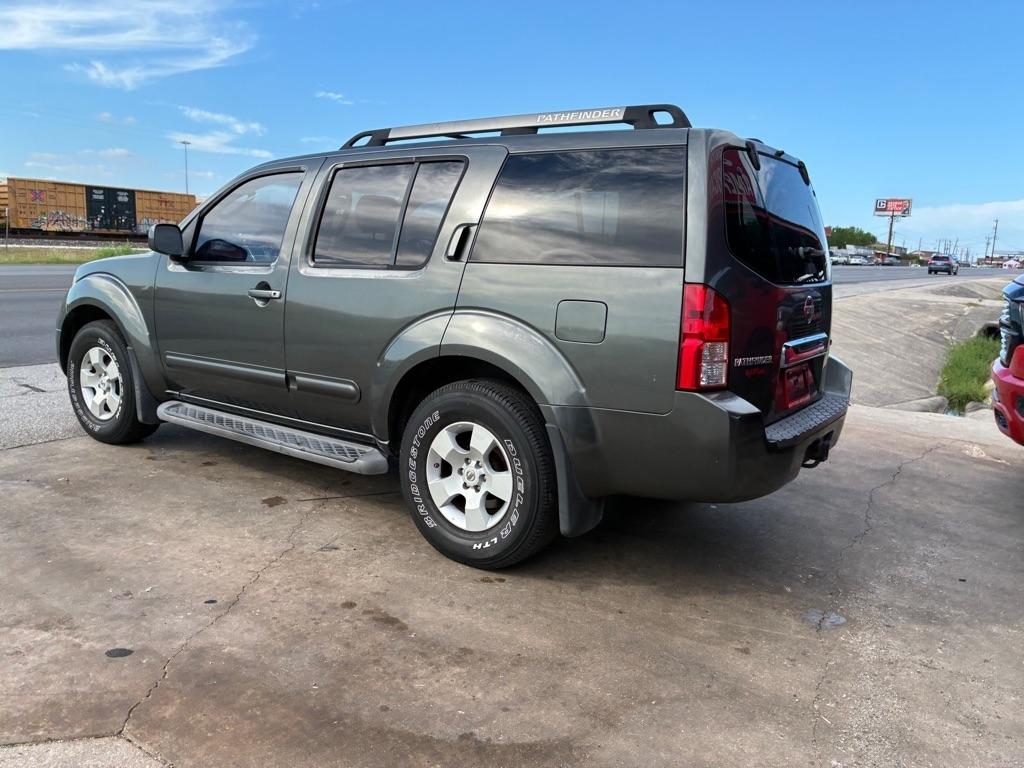 Nissan Pathfinder LE 2WD 2005