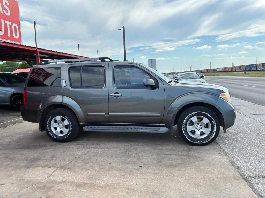Nissan Pathfinder LE 2WD 2005