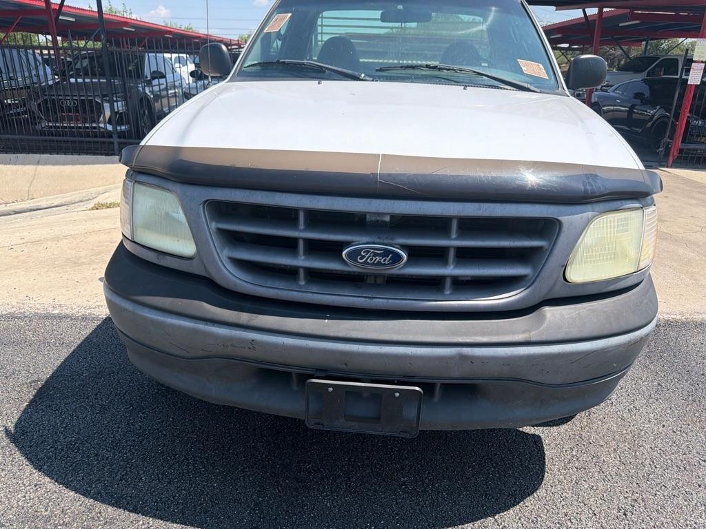 Ford F-150 XL Short Bed 2WD 2002