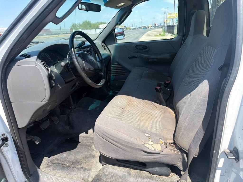 Ford F-150 XL Short Bed 2WD 2002