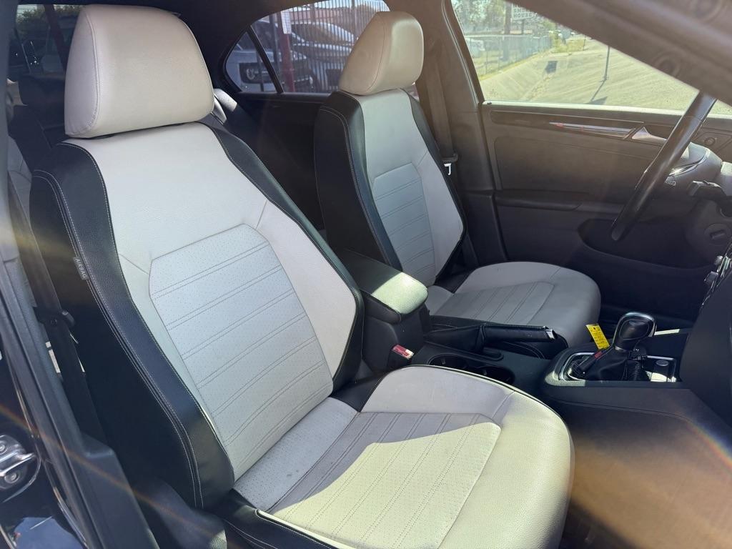 Volkswagen Jetta SE 6A 2015