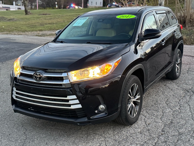 Toyota Highlander LE Plus FWD V6 2017