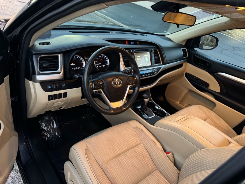 Toyota Highlander LE Plus FWD V6 2017