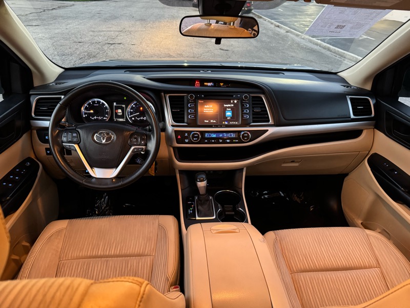 Toyota Highlander LE Plus FWD V6 2017