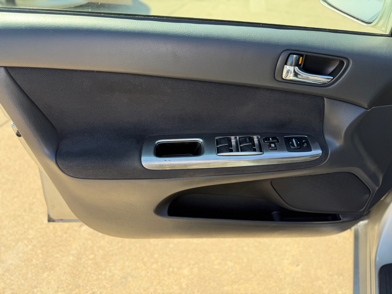 2004 Toyota Camry SE V6 photo 13