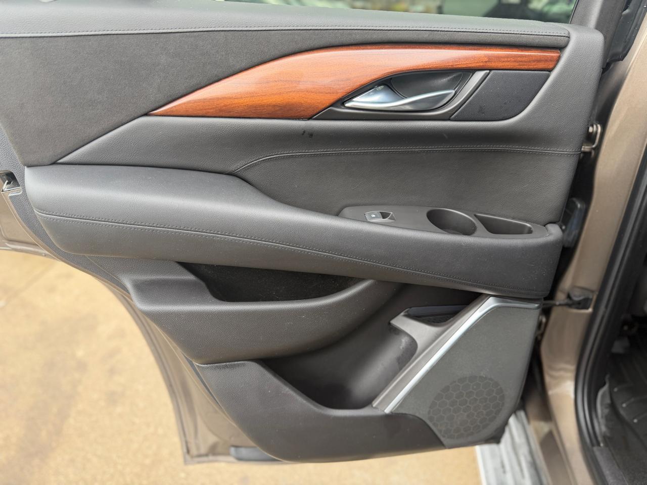 Cadillac Escalade Luxury 4WD 2015