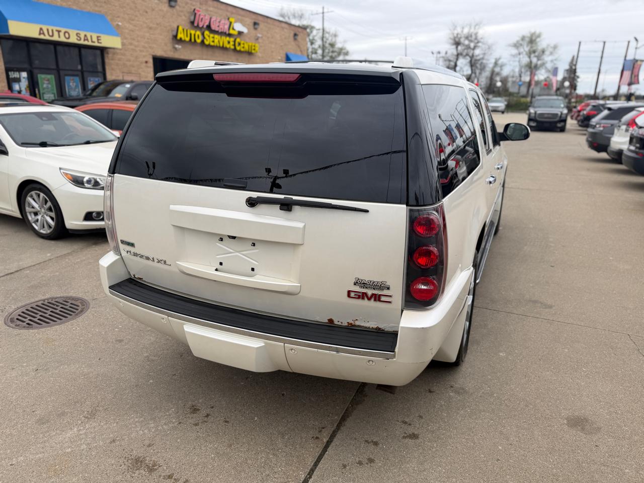 GMC Yukon Denali XL 4WD 2011
