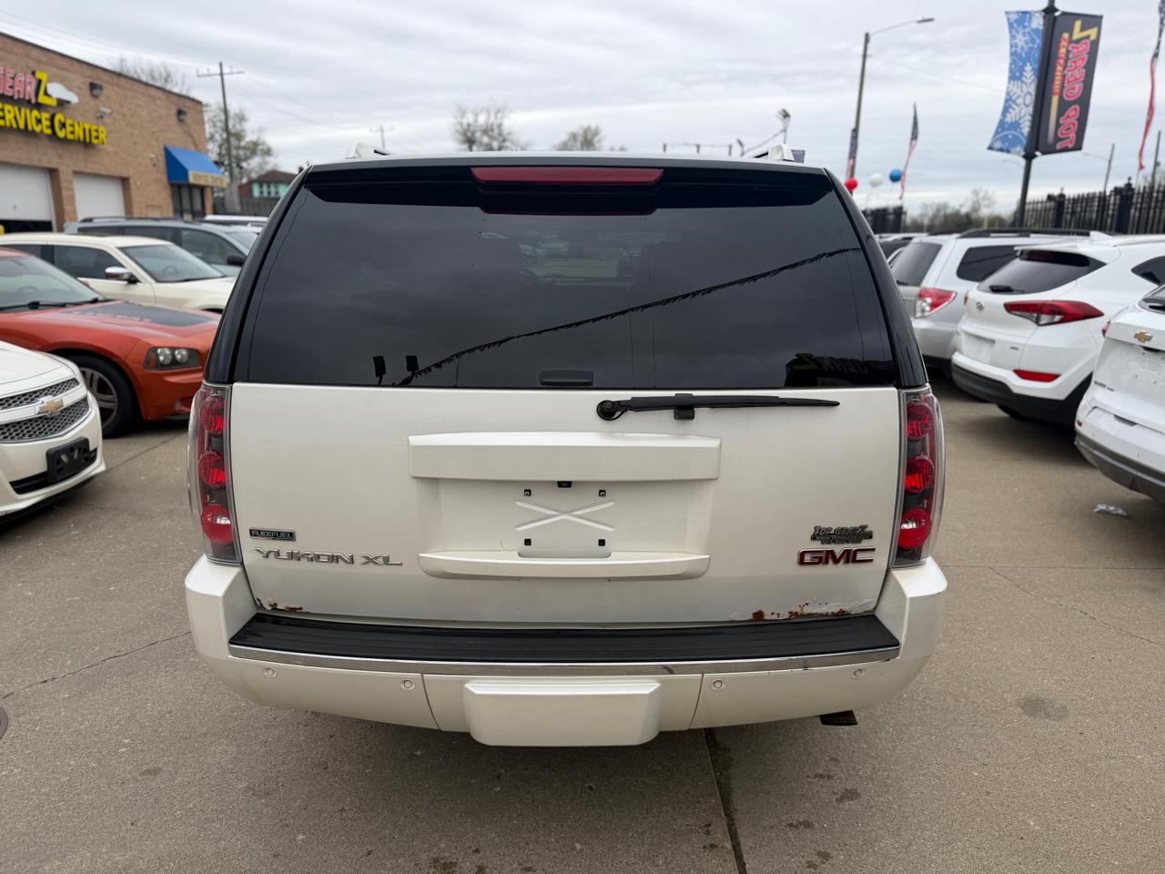 GMC Yukon Denali XL 4WD 2011