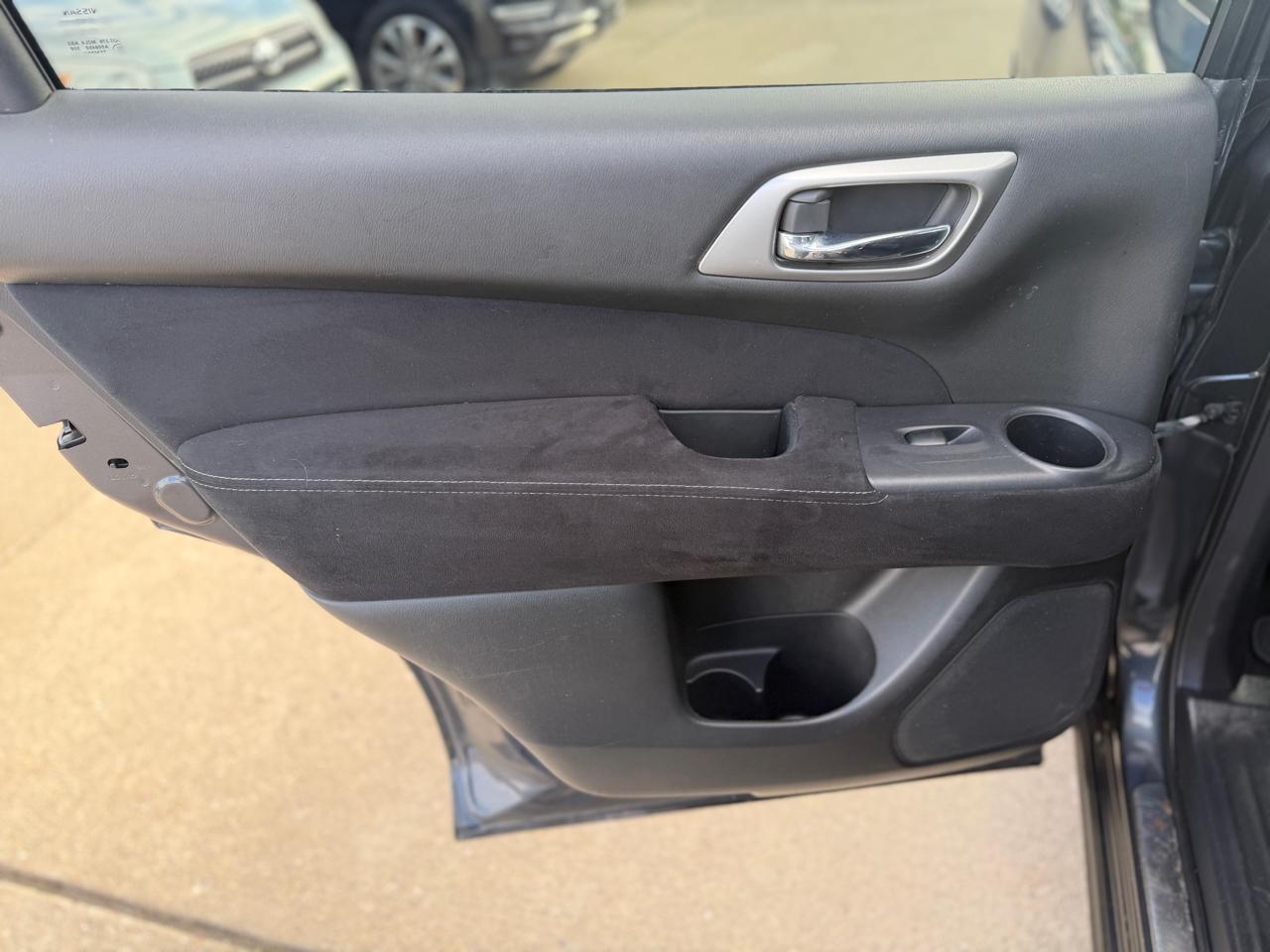 Nissan Pathfinder SV 4WD 2013