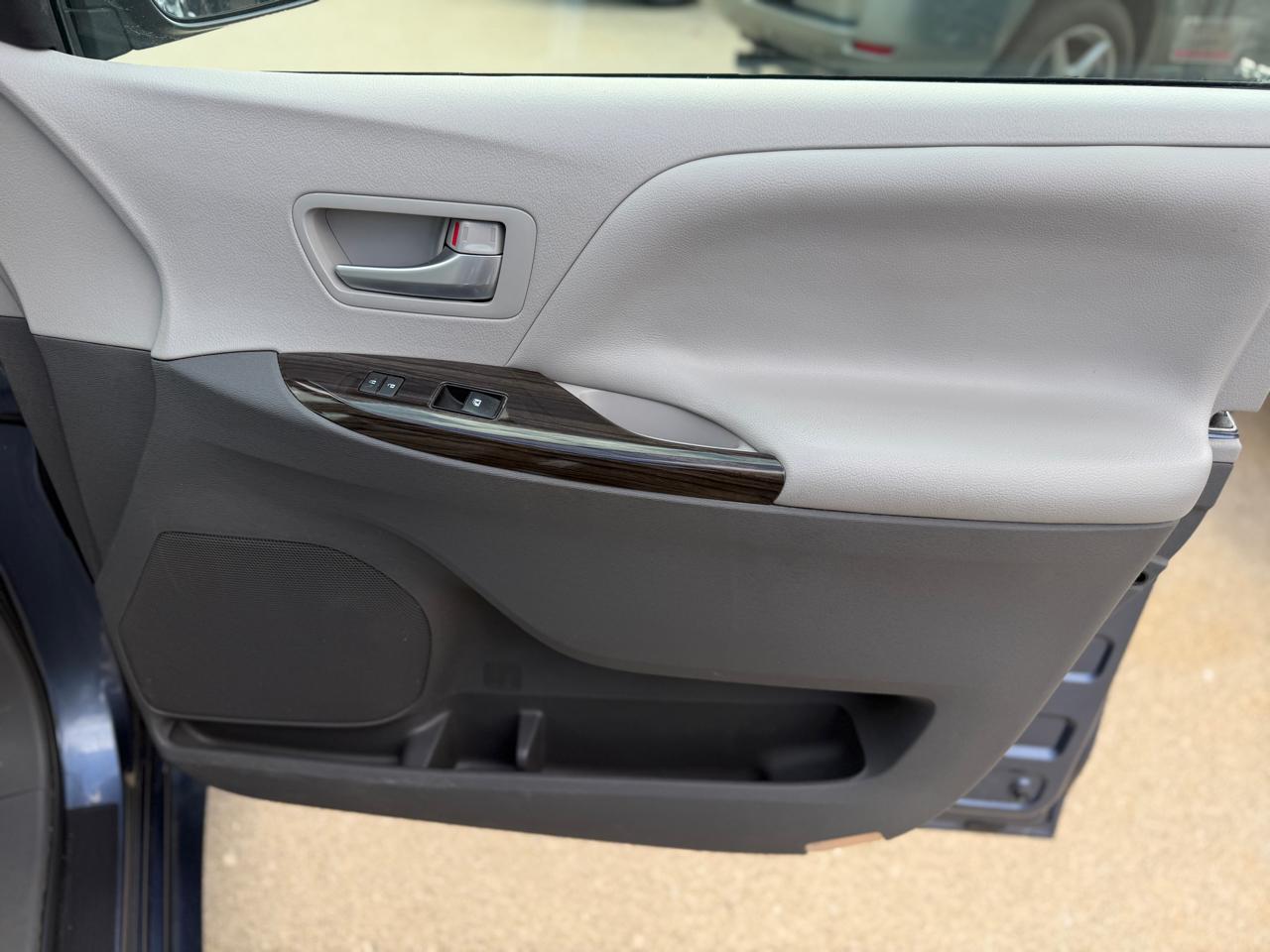Toyota Sienna  2017