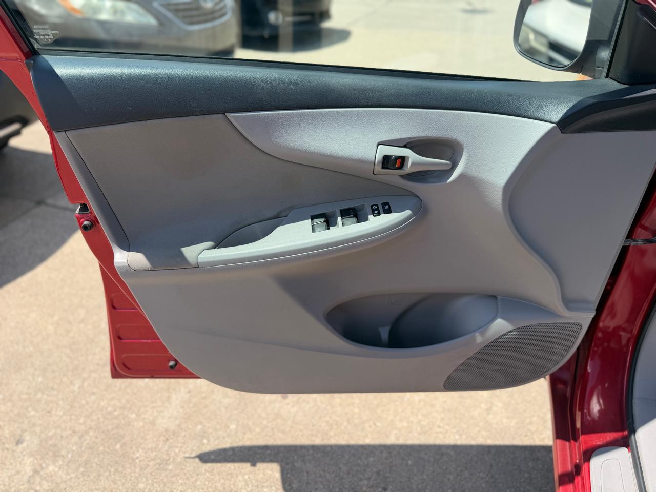 Toyota Corolla LE 4-Speed AT 2013