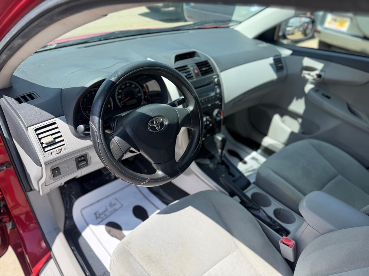 Toyota Corolla LE 4-Speed AT 2013