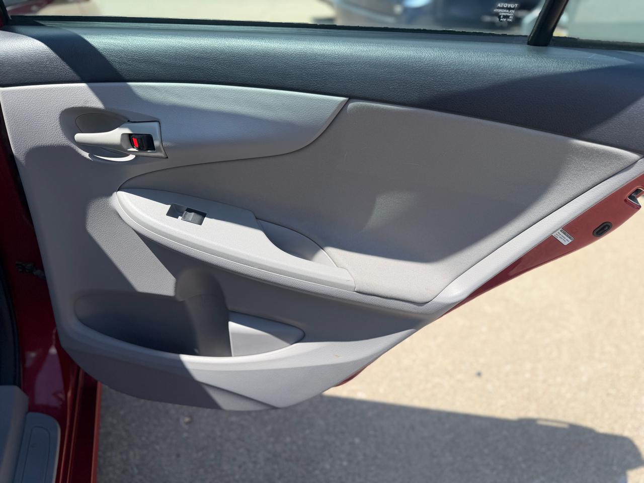 Toyota Corolla LE 4-Speed AT 2013