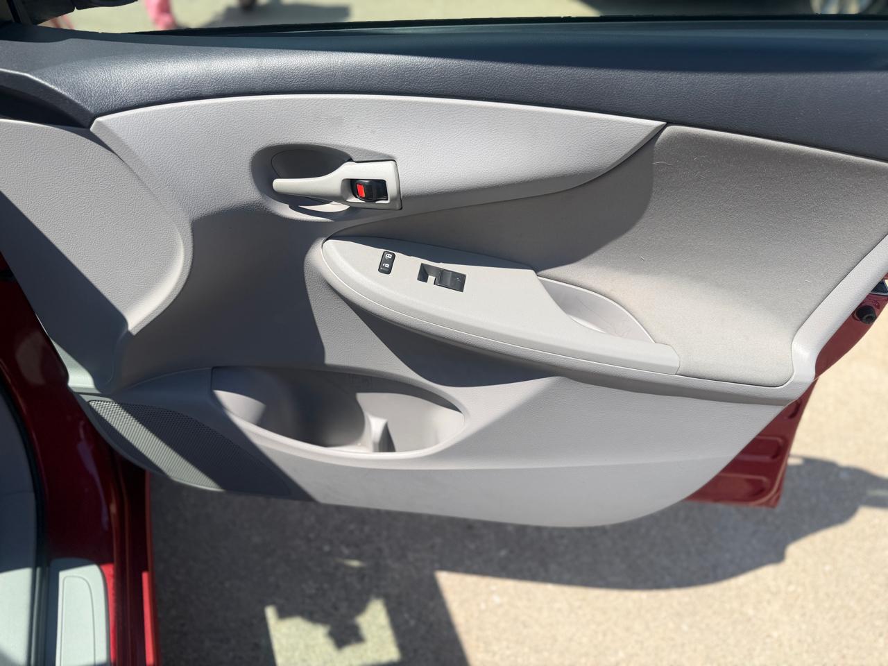 Toyota Corolla LE 4-Speed AT 2013
