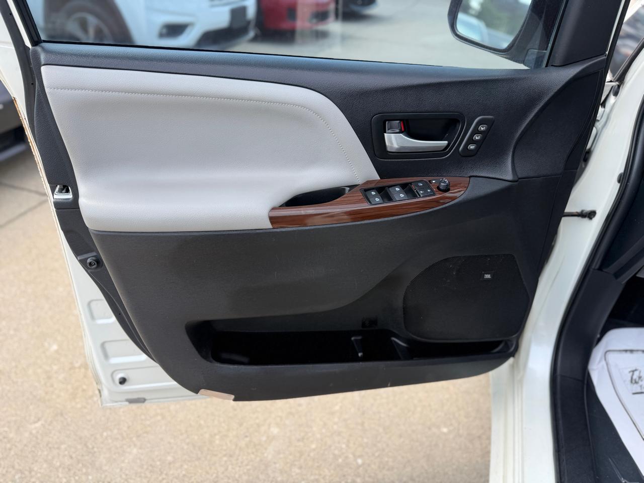 Toyota Sienna  2016