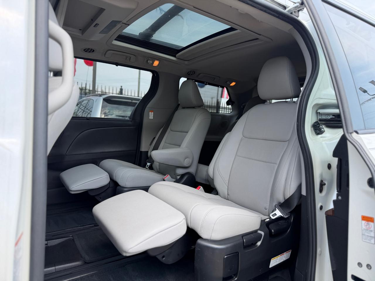 Toyota Sienna  2016