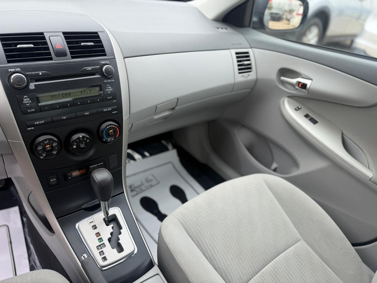 Toyota Corolla LE 4-Speed AT 2010