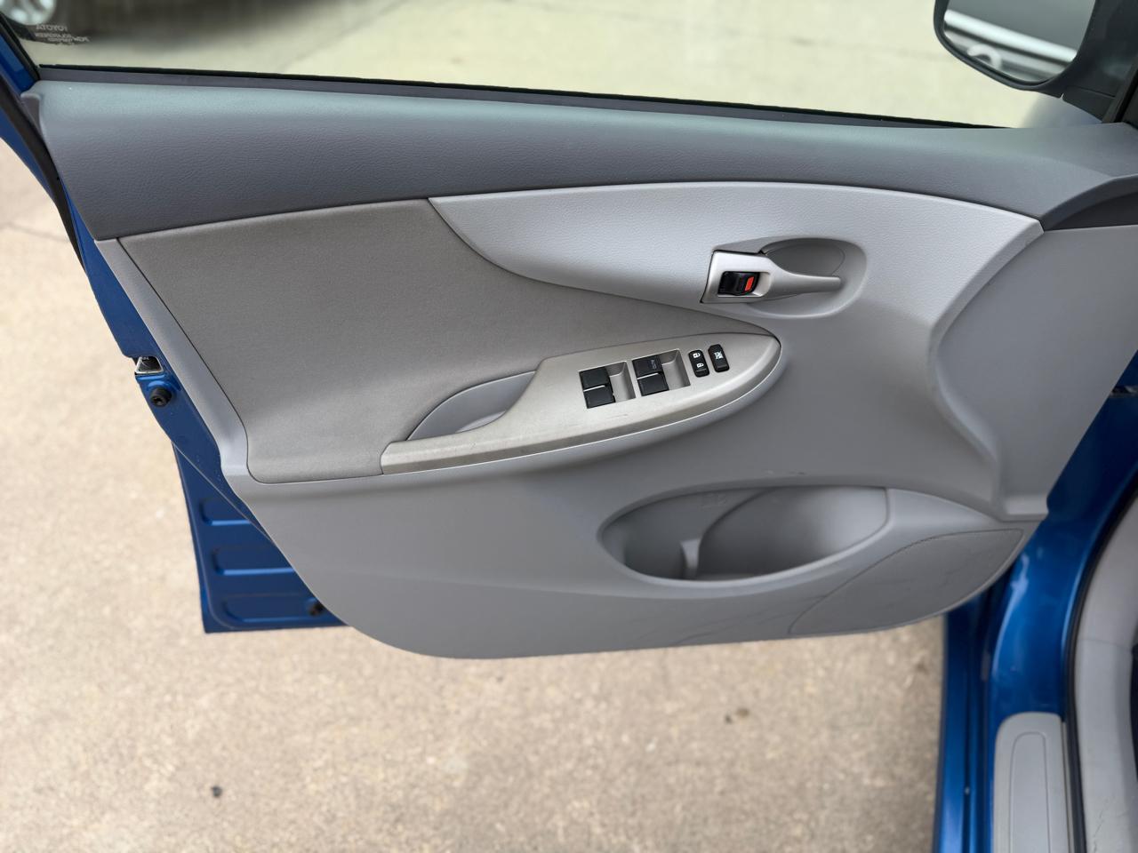 Toyota Corolla LE 4-Speed AT 2010