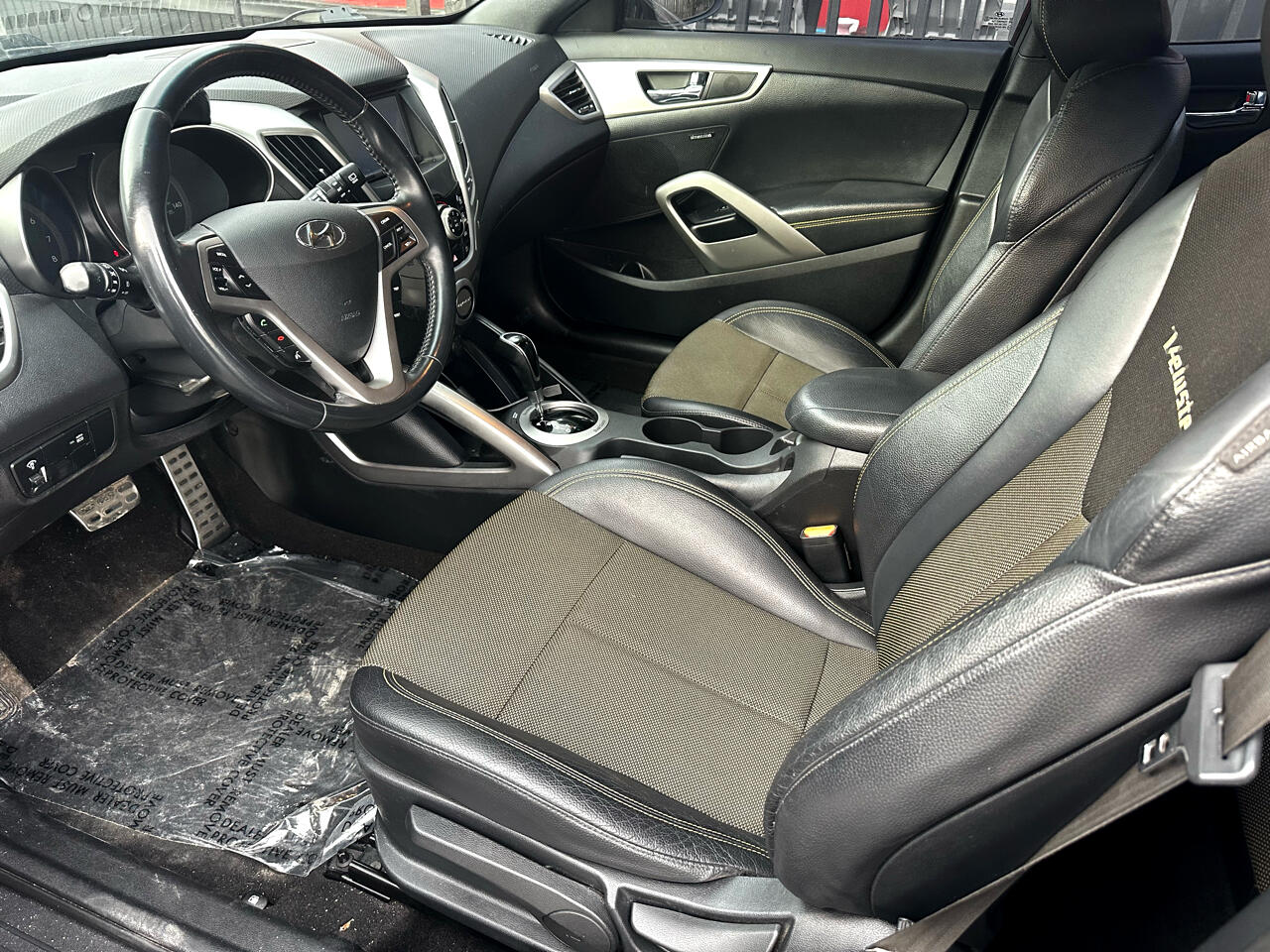 Hyundai Veloster 3dr Cpe Auto w/Yellow Accent 2016