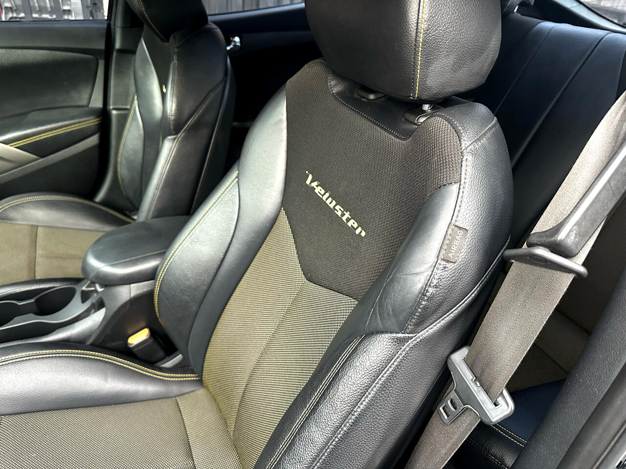 Hyundai Veloster 3dr Cpe Auto w/Yellow Accent 2016