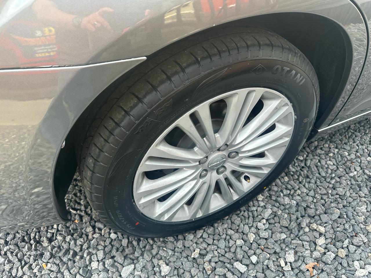 Chrysler 300 4dr Sdn V8 300C AWD 2012