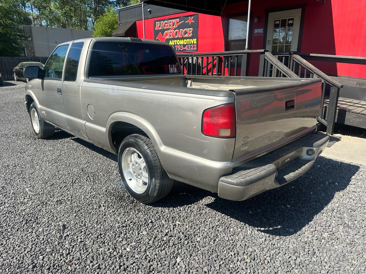 Chevrolet S-10 Ext Cab 123" WB LS 2000