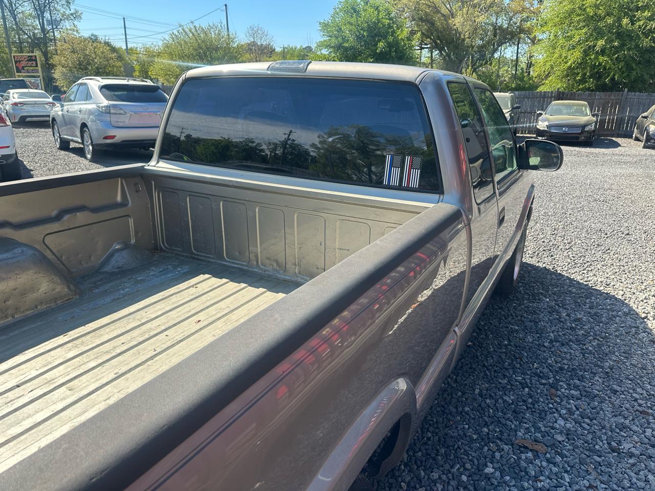 Chevrolet S-10 Ext Cab 123" WB LS 2000