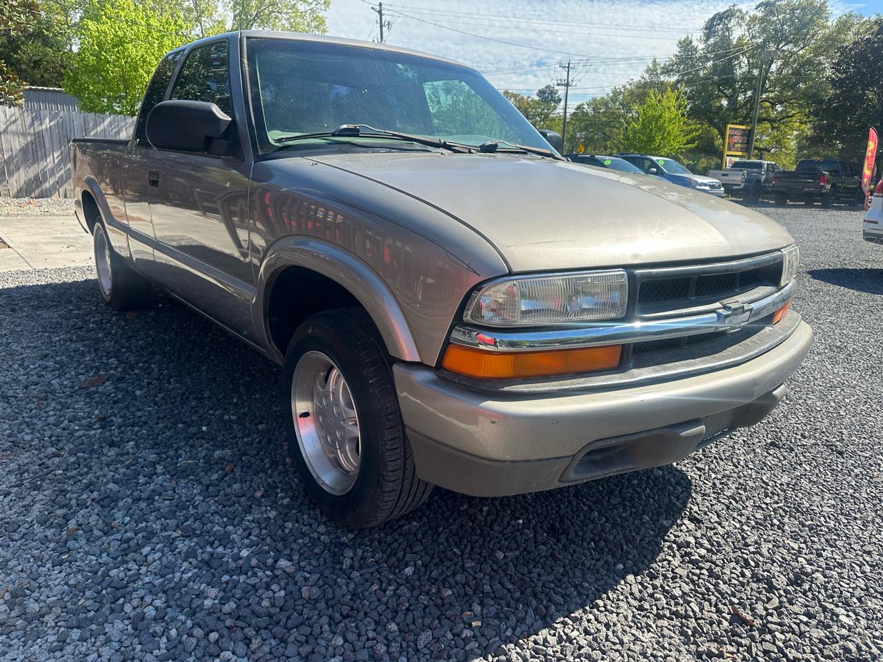 Chevrolet S-10 Ext Cab 123" WB LS 2000