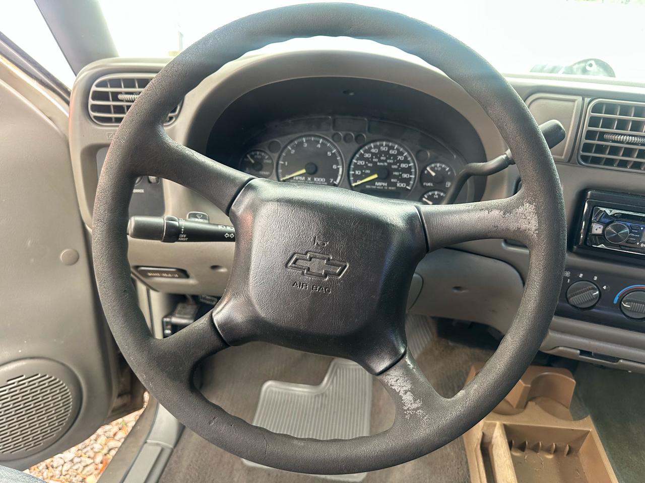 Chevrolet S-10 Ext Cab 123" WB LS 2000