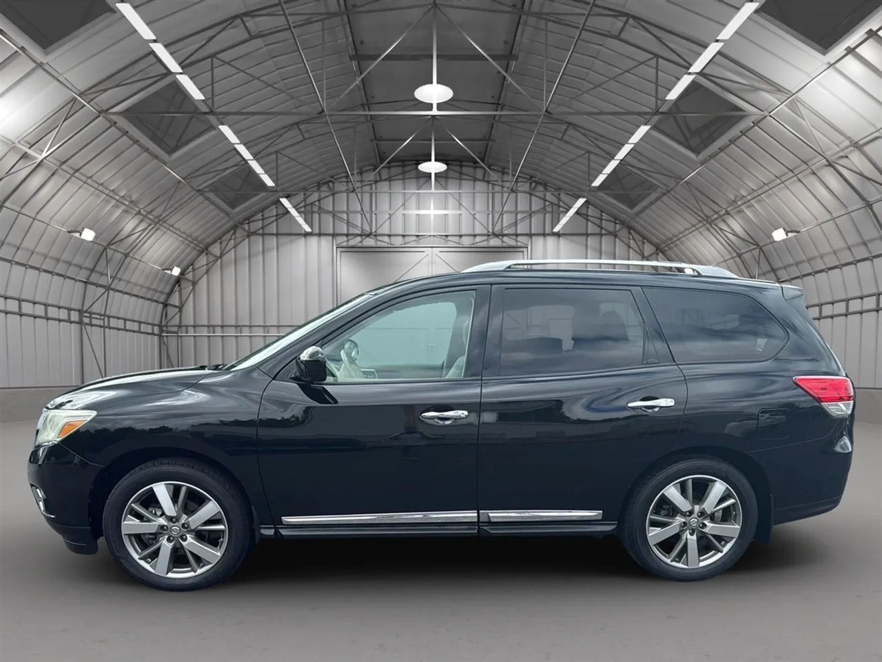 2014 Nissan Pathfinder Platinum photo 2