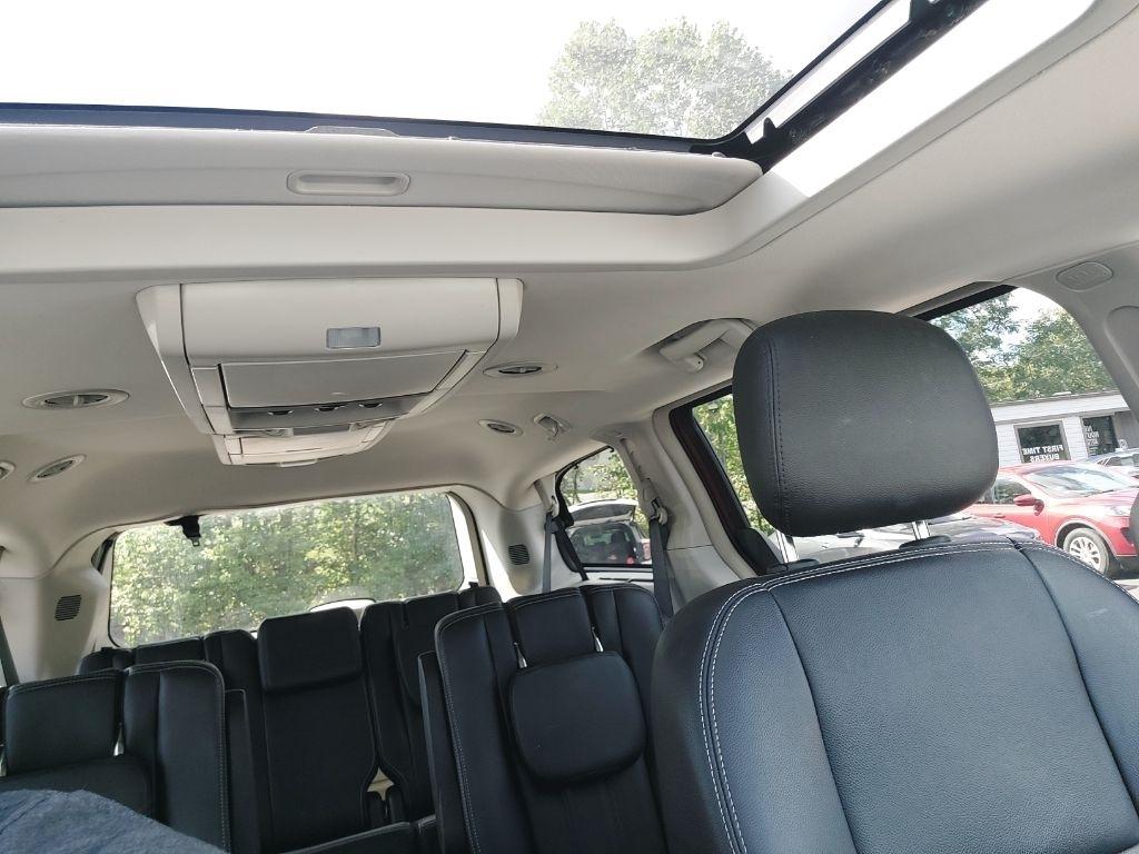Chrysler Town and Country photo 3