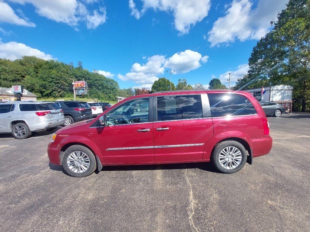 Chrysler Town and Country photo 4