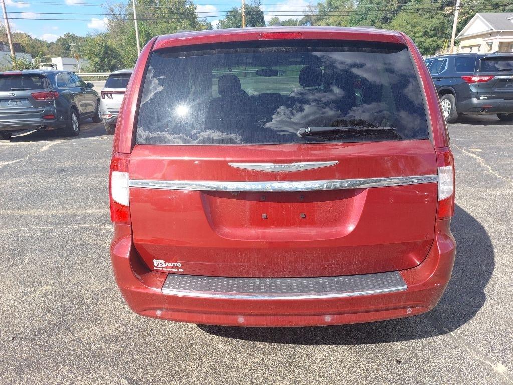 Chrysler Town and Country photo 5