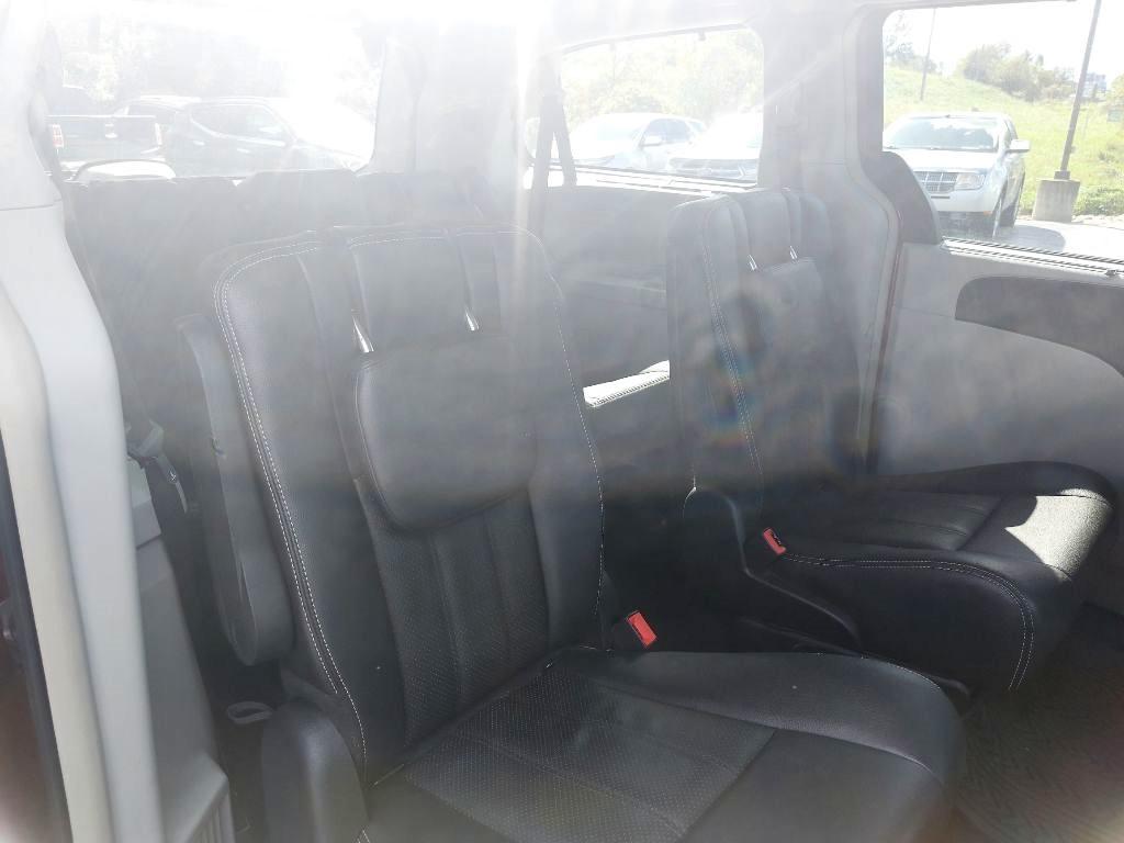 Chrysler Town and Country photo 6