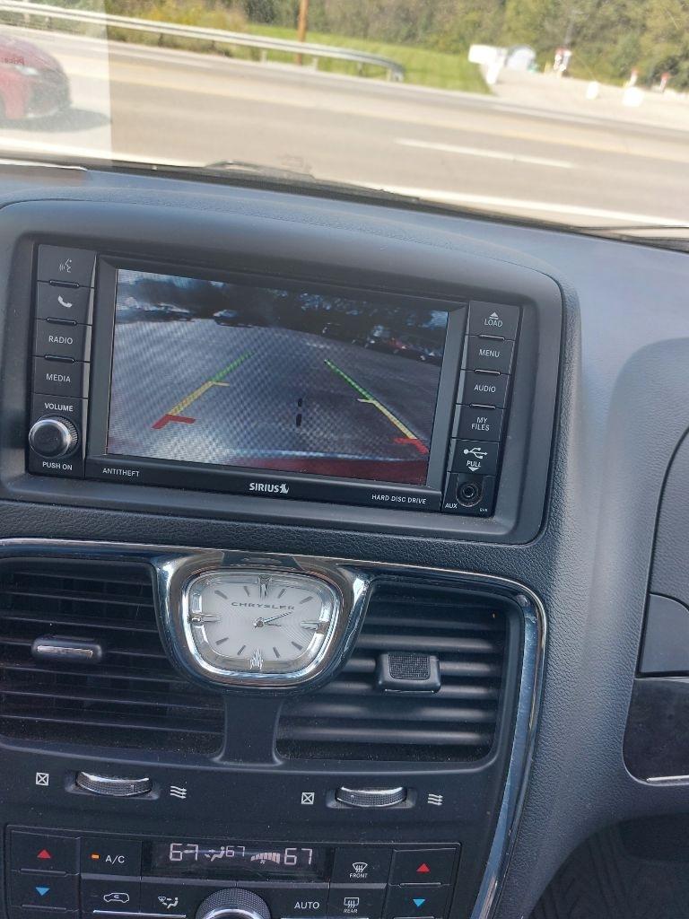 Chrysler Town and Country photo 11