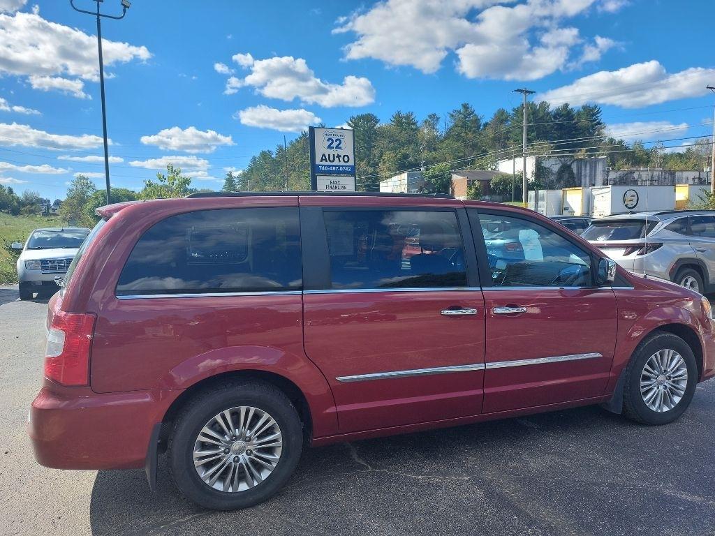 Chrysler Town and Country photo 12
