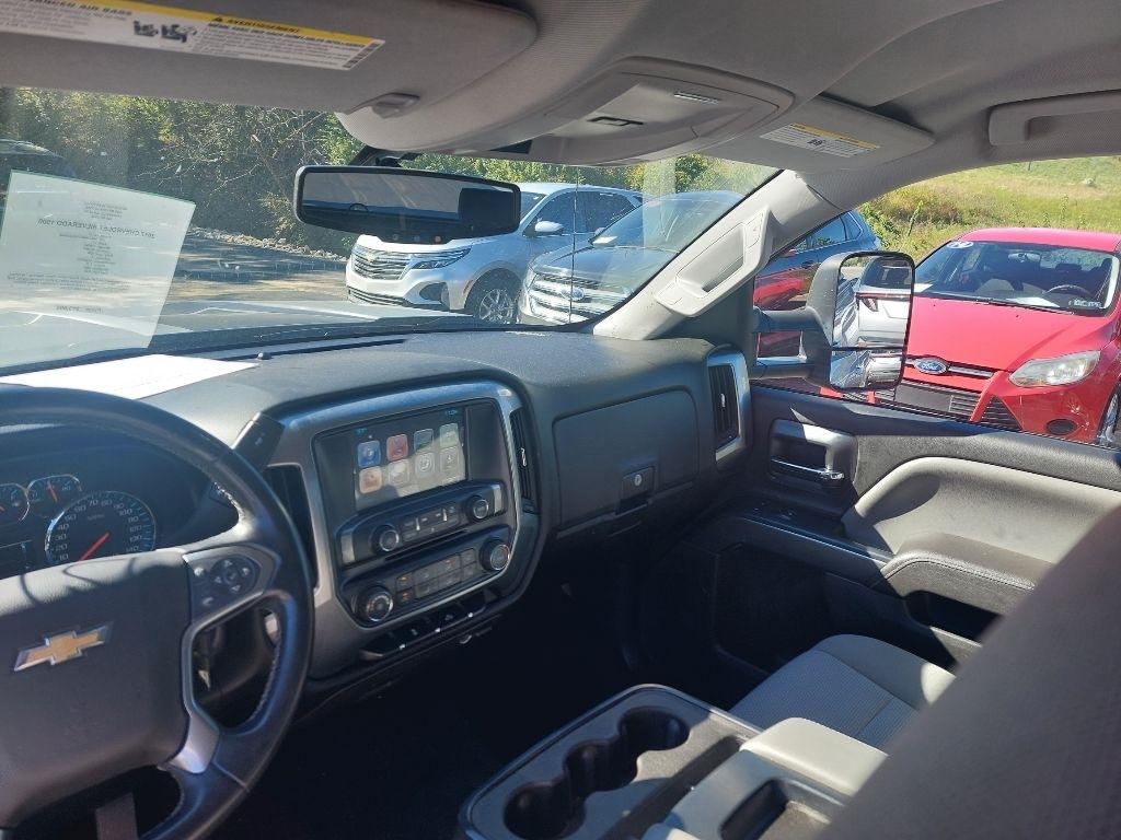 Chevrolet Silverado photo 2
