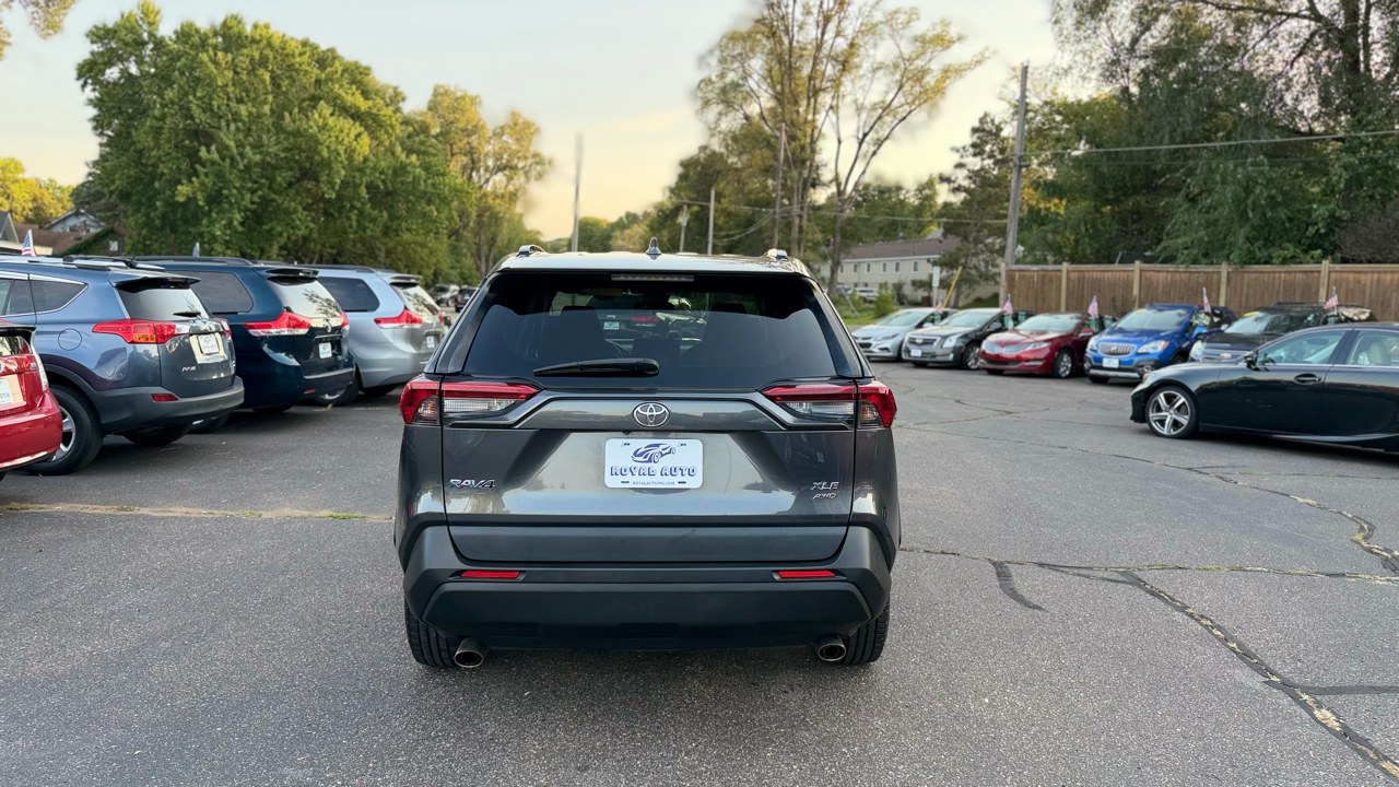 2019 Toyota RAV4 XLE Premium photo 3