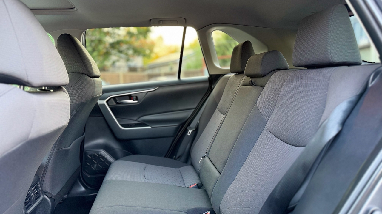 2019 Toyota RAV4 XLE Premium photo 4