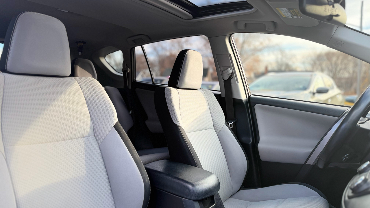 2017 Toyota RAV4 Hybrid LE photo 2