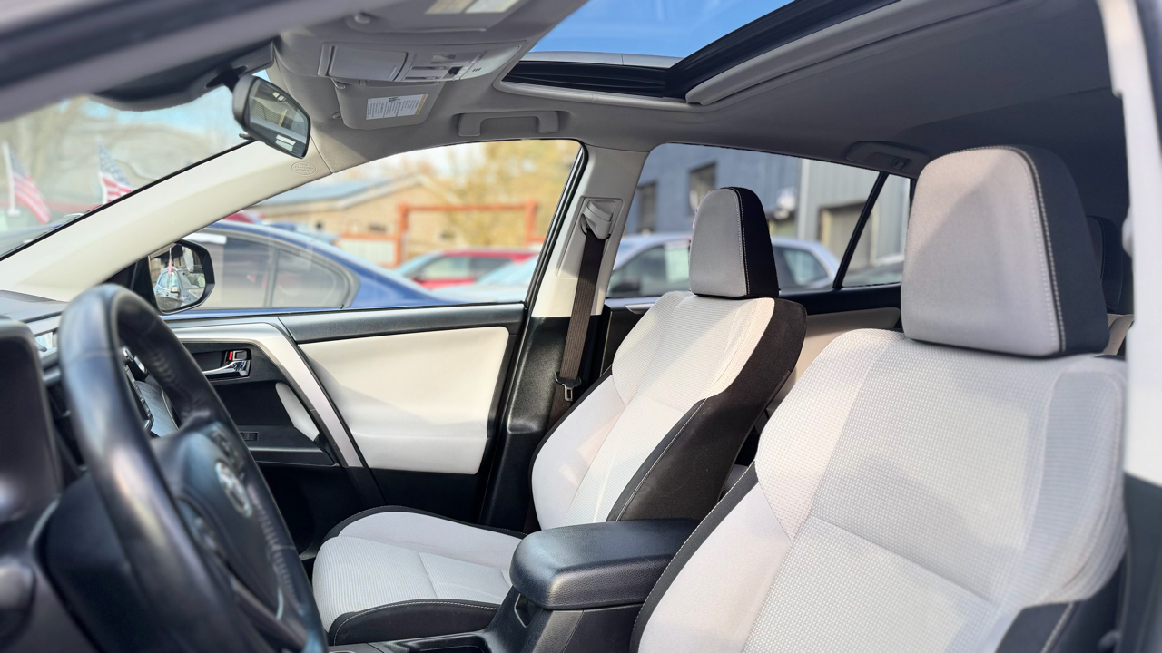 2017 Toyota RAV4 Hybrid LE photo 3