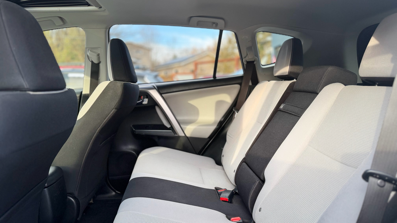 2017 Toyota RAV4 Hybrid LE photo 4