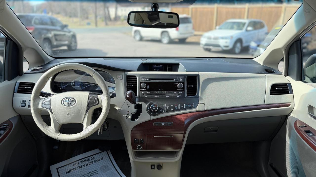 Toyota Sienna  2013