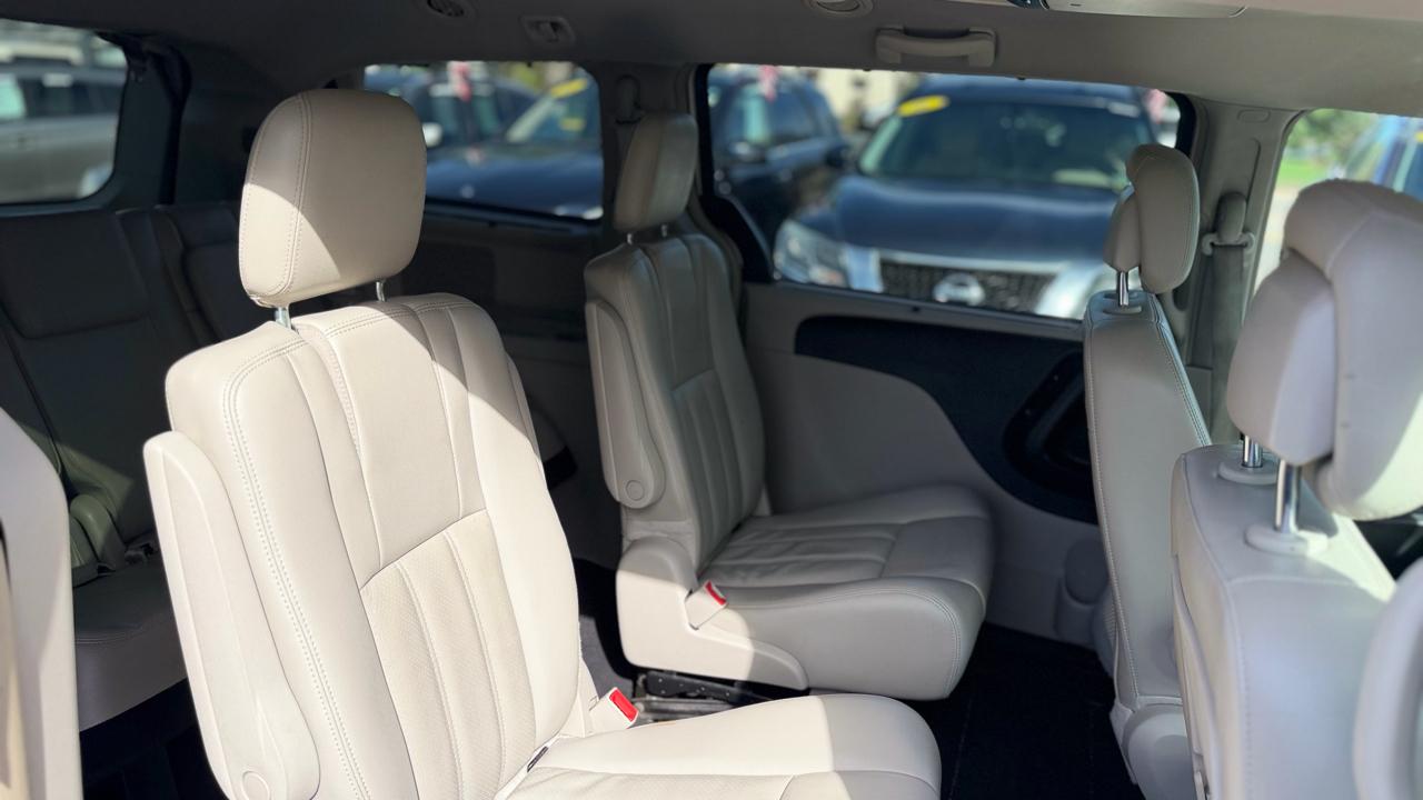 Chrysler Town & Country Touring L 2013